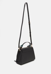 Bolso estructurado negro con un asa superior y una correa de hombro desmontable. Presenta un estampado decorativo en la correa y herrajes en tono dorado.