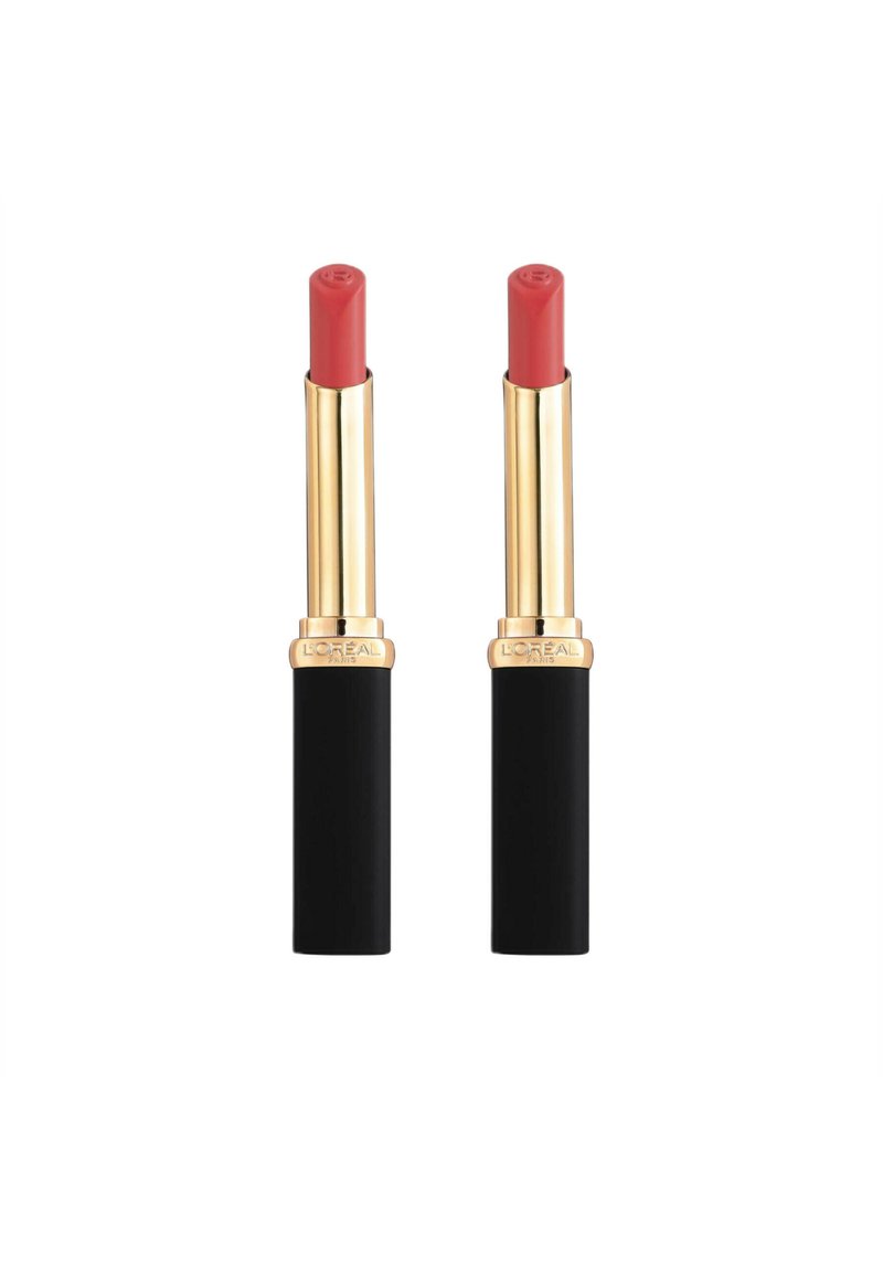 Deux tubes de rouge à lèvres avec des accents dorés et des bases noires. Les rouges à lèvres ont une couleur rose-rouge lisse et crémeuse avec une pointe arrondie.