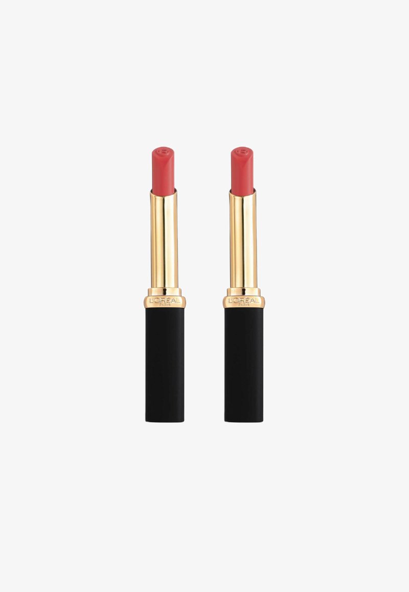 Deux tubes de rouge à lèvres avec des accents dorés et des bases noires. Les rouges à lèvres ont une couleur rose-rouge lisse et crémeuse avec une pointe arrondie.