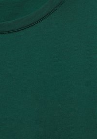 Teal bomull t-shirt tyg med en slät textur och ribbad rund halsringning. Ytan är jämn med minimala synliga sömdetaljer.