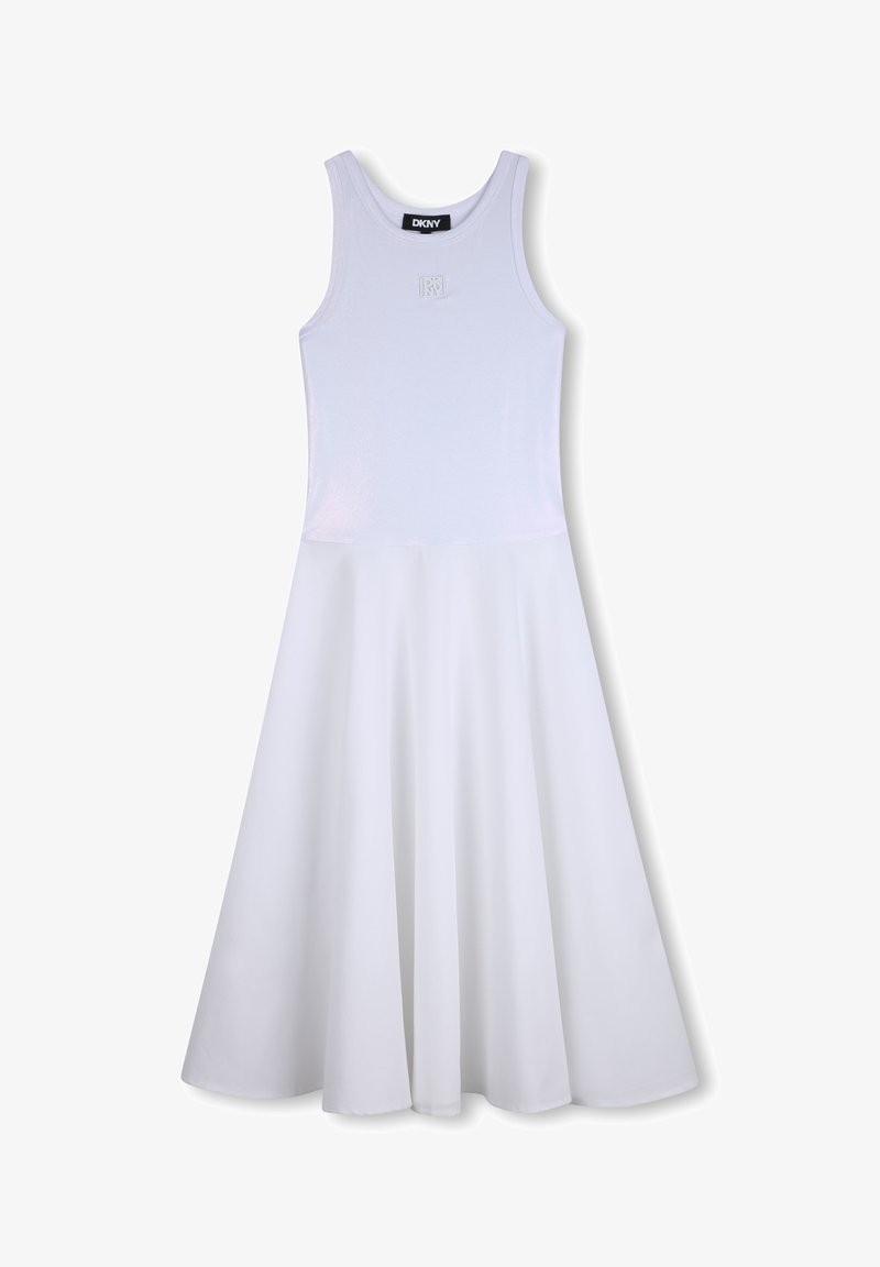 Robe blanche sans manches avec un corsage ajusté et une jupe évasée, en tissu lisse. Présente un détail de logo discret sur le devant.