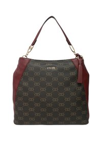 Borsa a mano marrone e bordeaux in pelle texturizzata, con motivo a logo ripetuto e dettagli in metallo dorato. Inclusa nappina staccabile.