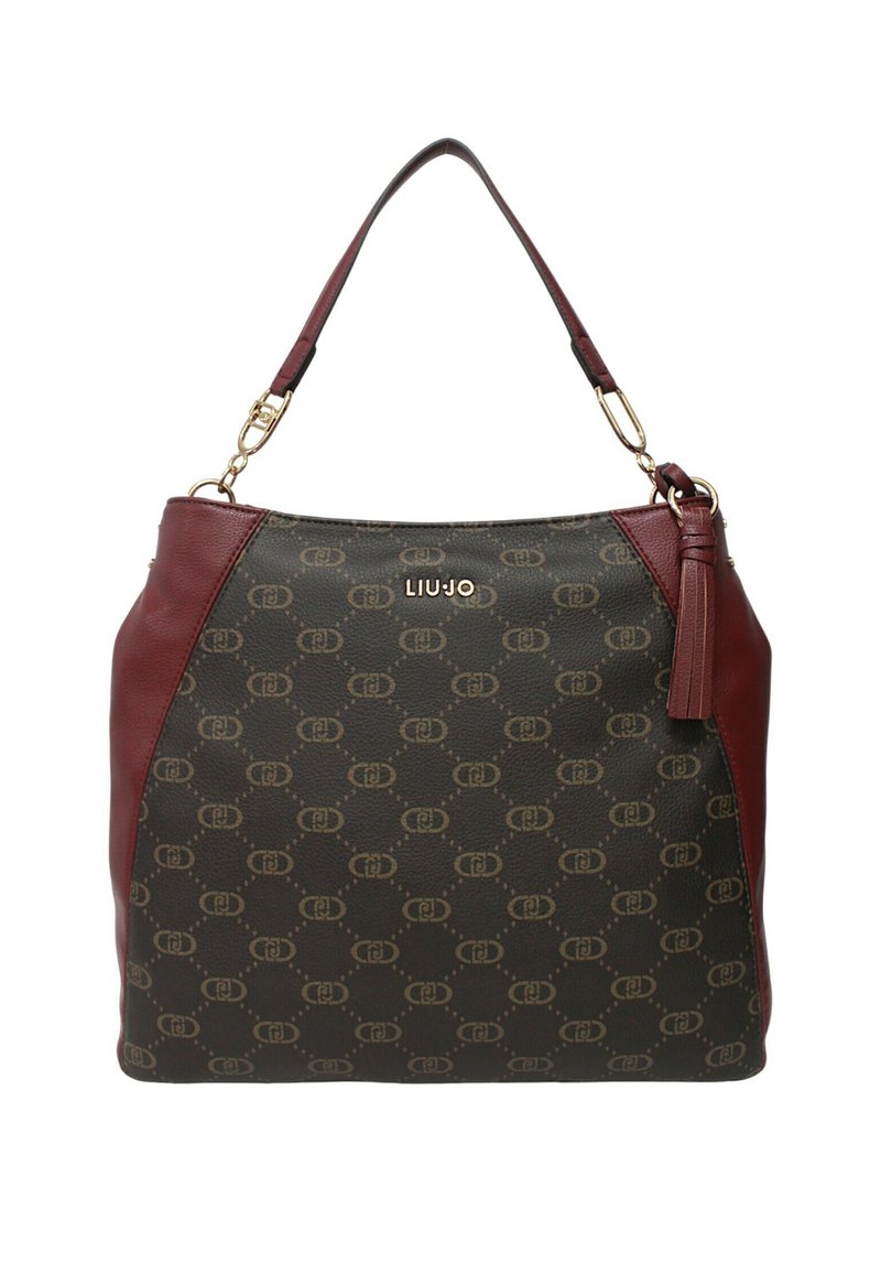 Borsa a mano marrone e bordeaux in pelle texturizzata, con motivo a logo ripetuto e dettagli in metallo dorato. Inclusa nappina staccabile.