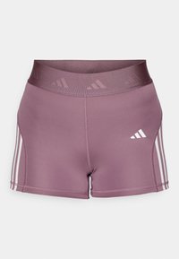 Lila sportshorts i ett mjukt, stretchigt tyg. Har en tjock linning och tre vita ränder på varje sida. Adidas-logotyp i vitt.