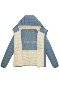 Blauwe pufferjas met een binnenvoering van roomkleur. Beschikt over een afneembare capuchon, gequilt textuur en het "MARIKOO" logo op het binnenpaneel.