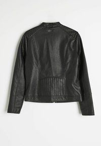 Czarna skórzana kurtka o dopasowanym kroju, z pikowanymi detalami na plecach, kołnierzem i długimi rękawami. Gładka tekstura i brak dodatkowych elementów metalowych.