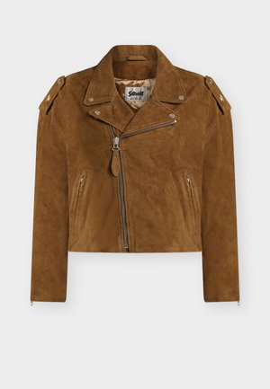 Smeđa kožna jakna skraćena i izrađena od brušene kože, s asimetričnim patentnim zatvaračem, okovratnikom reverima, džepovima na patentni zatvarač i naramenicama ukrašenim zvjezdicama.