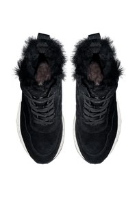 Zapatillas de ante negras con un suave forro de piel negra, parte superior texturizada y cordones grises; cuentan con una suela de goma blanca y costuras de acento.