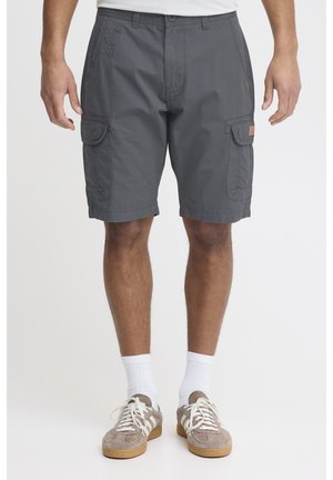 Pantaloni cargo grigi realizzati in tessuto leggero, dotati di due tasche laterali e due tasche cargo con pattina. Tono neutro con design versatile.