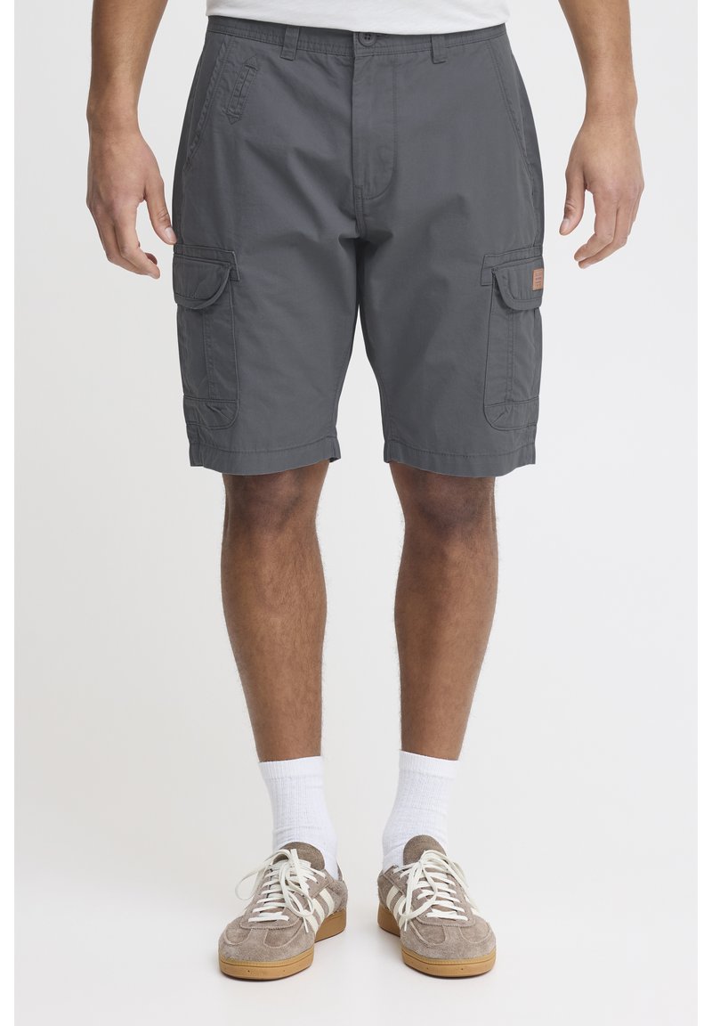 Grijze cargoshorts van lichtgewicht stof, met twee zijzakken en twee cargozakken met kleppen. Neutrale tint met veelzijdig ontwerp.