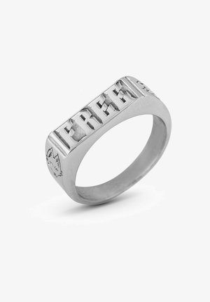 Anello d'argento con una fascia rettangolare su cui sono incisi i caratteri che formano la parola "FREE" e un piccolo motivo di animale sul lato. Texture liscia e lucidata.