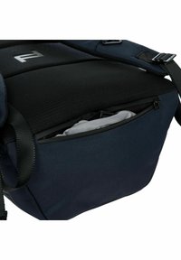 Zaino navy con parte superiore in rete nera, dotato di tasca frontale con zip. Tessuto resistente, spallacci regolabili e dettagli del logo discreti.