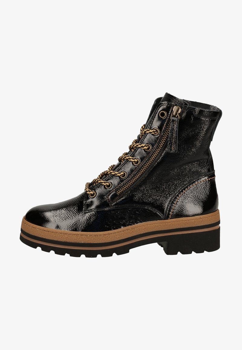 Bottine en cuir noir brillant avec semelle rayée marron clair, lacets à motifs et fermeture éclair latérale, sur fond blanc.
