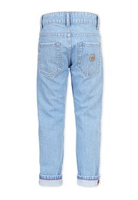 Vaaleansiniset farkut, joissa on suora lahje, käännetyt lahkeet, kaksi takataskua ja pieni nahk logopatchi oikean taskun yläpuolella.