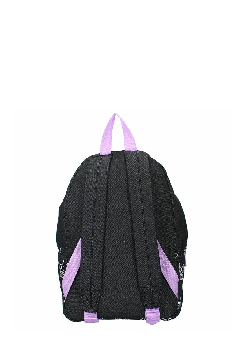Mochila de tela negra con correas y acentos morados. Forma redondeada, correas ajustables y un lazo para colgar. Presenta un lado con un patrón.