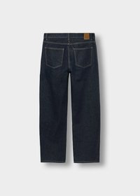 Mørkeblå denimjeans, rette ben, med to baklommer og en lærlapp på livlinjen. Sømdetaljer i kontrastfarge.