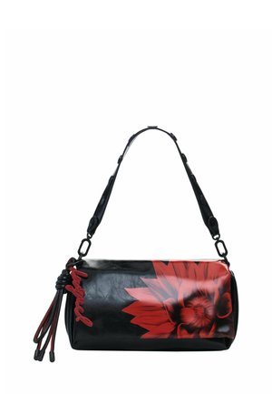 Zwarte schoudertas met een rood bloemenontwerp, rode schriftdetails en franjes aan één kant van de schouderriem.