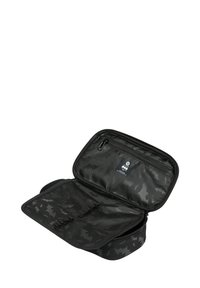 Czarno-szara torba na akcesoria z zamkiem błyskawicznym, z teksturowaną powierzchnią, z otwartym widokiem, pokazującym wnętrze z kieszeniami i metką z logo, wykonana z trwałego materiału.