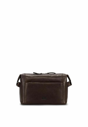 Rechteckige dunkelbraune Leder-Kulturtasche mit Fronttasche und Reißverschluss oben, vor weißem Hintergrund.