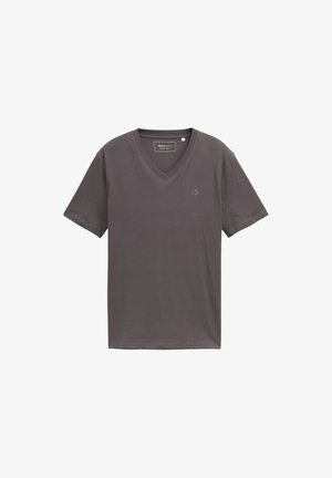 T-shirt grigio a collo a V realizzato in tessuto morbido, con maniche corte e un logo discreto sul lato sinistro. Texture liscia con una vestibilità rilassata.