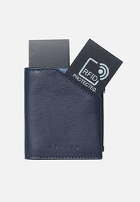 Marine leren portefeuille met een diagonale kaartenlader. Voorzien van een RFID-beschermingskaart met een grijze doos. Glad textuur en subtiele branding in reliëf.