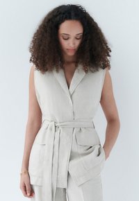 Caroll Smanicato - beige