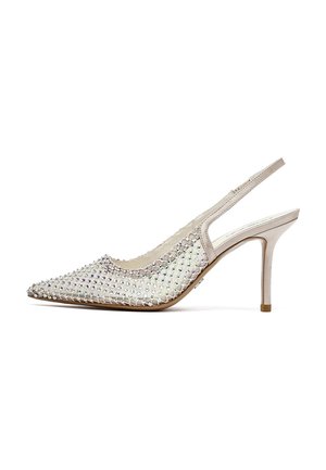 Beiger Slingback-Pumps mit spitz zulaufender Kappe, bedeckt mit kleinen funkelnden Strasssteinen und schmalem Stilettabsatz.