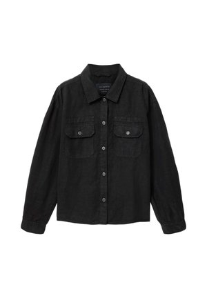 Schwarzes langärmeliges Hemd mit Knöpfen, zwei knöpfbaren Brusttaschen und spitzem Kragen, auf weißem Hintergrund dargestellt.