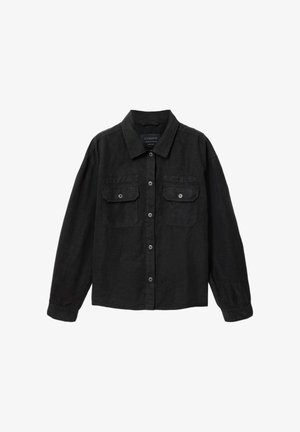 Schwarzes langärmeliges Hemd mit Knöpfen, zwei knöpfbaren Brusttaschen und spitzem Kragen, auf weißem Hintergrund dargestellt.