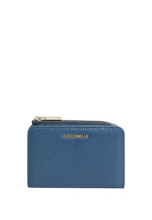 Cartera de cuero azul texturizado con cremallera dorada y logo COCCINELLE grabado en dorado en el centro frontal.