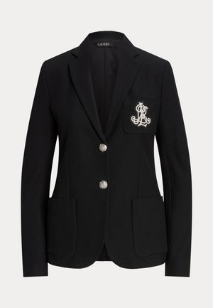 Zwart op maat gemaakte blazer met twee zilveren knopen, drie voorzakken en een wit geborduurd logo op de linkerborstzak.
