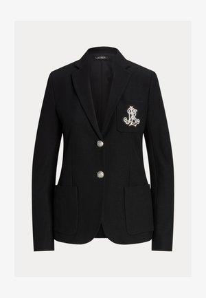 Fekete szabott blézer két ezüst gombbal, három első zsebbel és fehér hímzett logóval a bal mellkasi zsebnél.