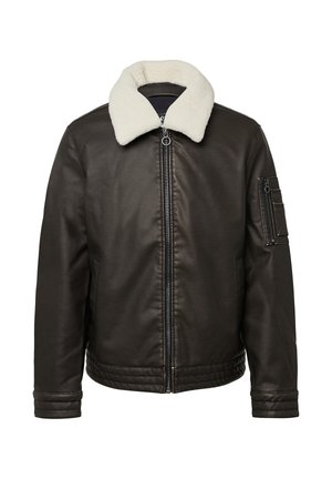 Bruine leren jas met een witte schapenvacht kraag, rits sluiting en een zijzak met een flap op de linker mouw. Textuurafwerking.