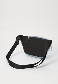 Marsupio geometrico nero e blu con una tasca con zip, cinturino regolabile nero e texture del tessuto resistente.
