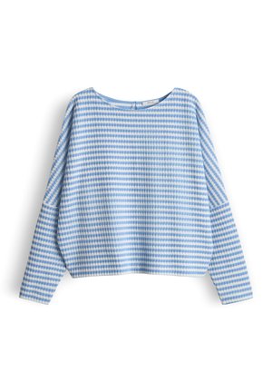 Blau-weiß kariertes Langarmoberteil mit Bootsausschnitt und lockerem Sitz. Der Stoff hat eine weiche Textur mit einem dezenten Muster.