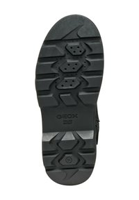 Suela de zapato de goma negra con un patrón de panal para agarre, con "GEOX PATENTE ITALIANA" grabado y un elemento de marca circular.