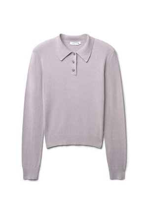 Jasnofioletowa, długosleeve'owa, dziana koszulka polo z kołnierzykiem i trzema guzikami na przednim zapięciu, wyeksponowana na białym tle.