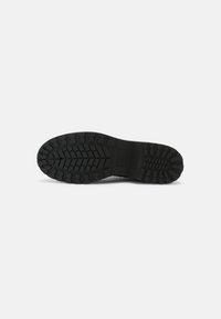 Bullboxer Botines con plataforma - black