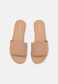 Lys beige sandaler med bred, myk overdel. Sålen har en glatt tekstur, og kantene er sydd for holdbarhet.