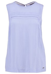 Vaaleansininen hihaton toppi, joka on valmistettu sileästä kankaasta. Siinä on pyöreä pääntie, pieni napillinen takakappale ja hillitty koristeommel etuosassa.