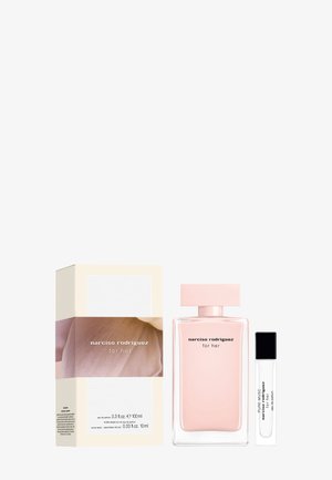 Le coffret de parfum Narciso Rodriguez for Her comprend un flacon rectangulaire rose, un vaporisateur de voyage transparent et une boîte beige à texture subtile.
