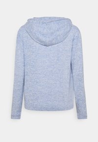 Sweat à capuche bleu clair texturé avec une poche avant, des manches longues et une capuche à cordon de serrage. Le tissu présente un motif chiné sur toute la surface.
