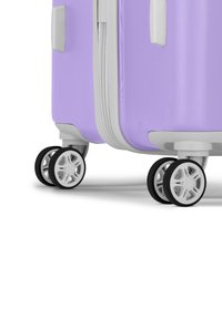 Paarse koffer met een gestructureerd oppervlak, grijze accenten, dubbele ritsluiting en twee zwart-witte wielen voor mobiliteit.