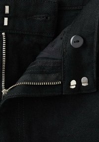 Czarne dżinsy z denimu z srebrnym suwakiem, zapięciem na guzik i dwoma metalowymi ozdobami. Materiał ma gładką strukturę z lekkim rozciągnięciem.