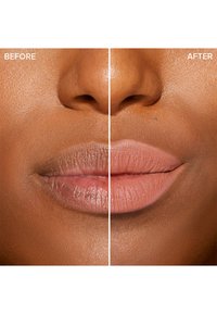 Liplijn vergelijking: de linkerkant toont droge, ongelijke lippen; de rechterkant heeft gladde, egaal getinte, matte roze lippen. Subtiele glans aan beide zijden.