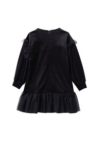 Czarna sukienka z długimi rękawami, wykonana z aksamitu, z marszczonymi detalami na ramionach i tiulowym obszyciem na dole. Z tyłu zapinana na zamek.