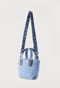 Ανοιχτό γαλάζιο τσαντάκι με κοντά χερούλια και μακρύ σκούρο μπλε λουρί, διακοσμημένο με μαύρο μοτίβο κειμένου "VEEE".