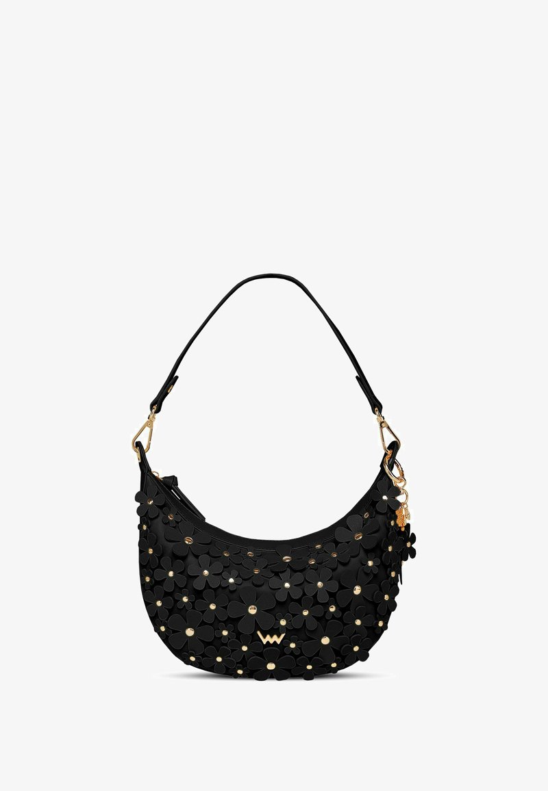 Černá kabelka s oblým tvarem, zdobená květinovými aplikacemi, zlatými doplňky a odnímatelným přívěskem. Hladká textura s ramenním popruhem.