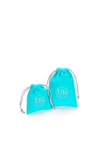 Dva tyrkysové látkové sáčky so sťahovacími šnúrkami, s strieborným logom „Elli“ na prednej strane. Jeden sáčok je menší ako druhý.