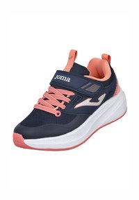 Zapatilla deportiva azul marino con acentos rosas, parte superior de malla, collar acolchado y una suela gruesa blanca. Cuenta con una correa y cordones para un ajuste seguro.